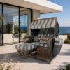 10125-strandkorb-strandkorb-grau-weiss-auf-terrasse-am-meer