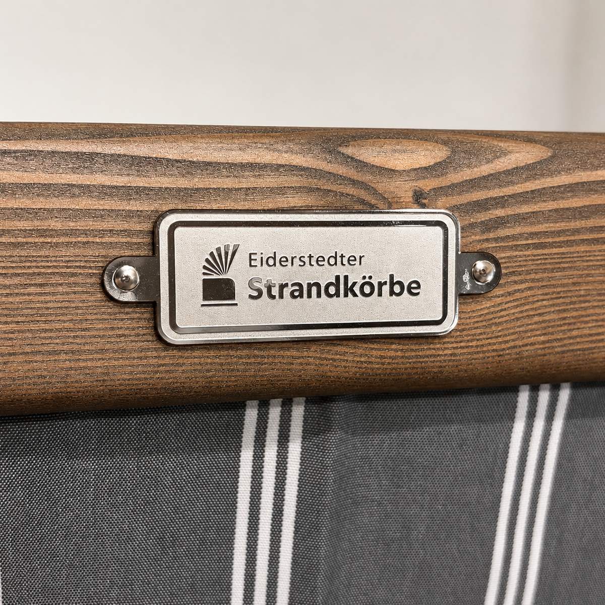 10135_strandkorb_deich-meisterstueck_detail-markenplakette