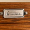 10137_strandkorbbank_original-eiderstedter_detail-markenplakette