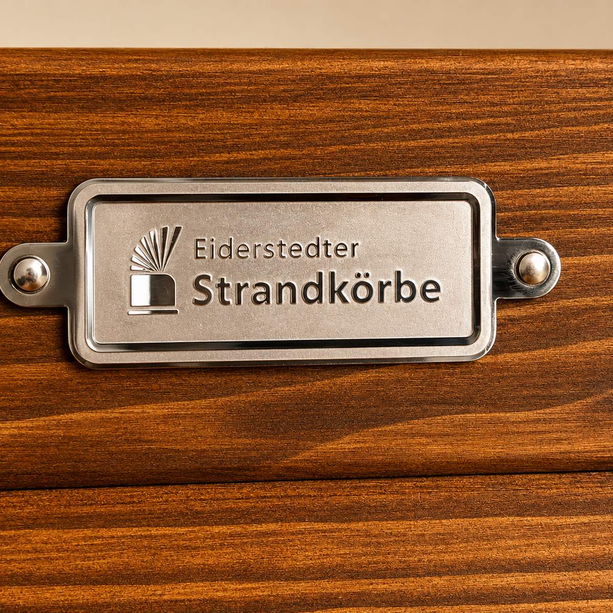 10137_strandkorbbank_original-eiderstedter_detail-markenplakette