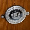 10137_strandkorbbank_original-eiderstedter_detail-qualitaetsplakette-nordfriesland