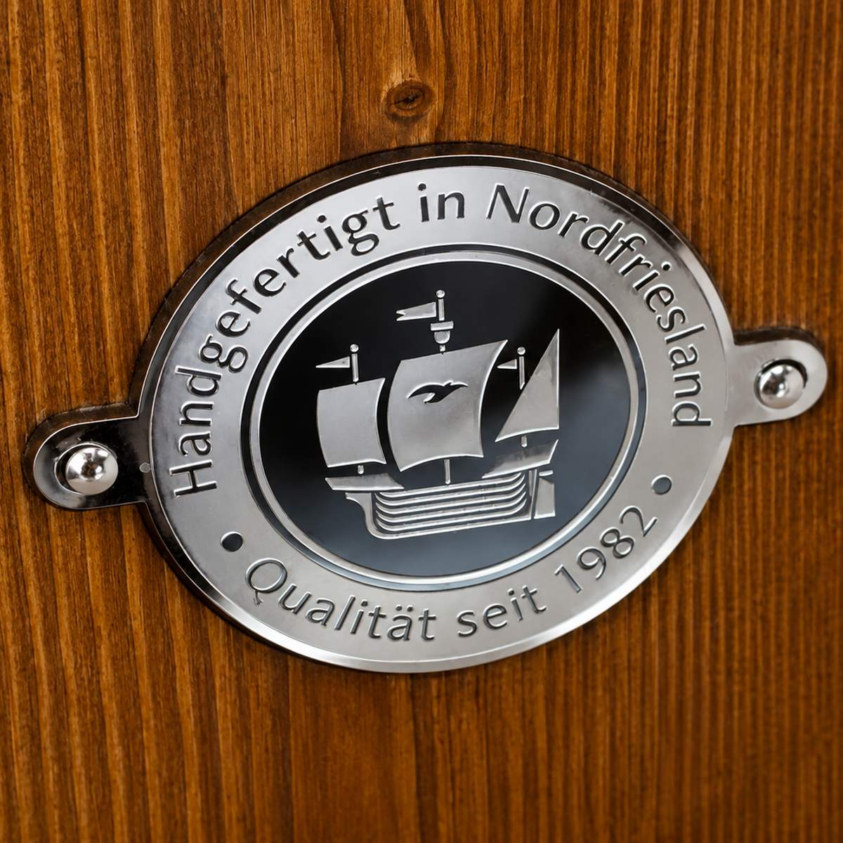 10137_strandkorbbank_original-eiderstedter_detail-qualitaetsplakette-nordfriesland